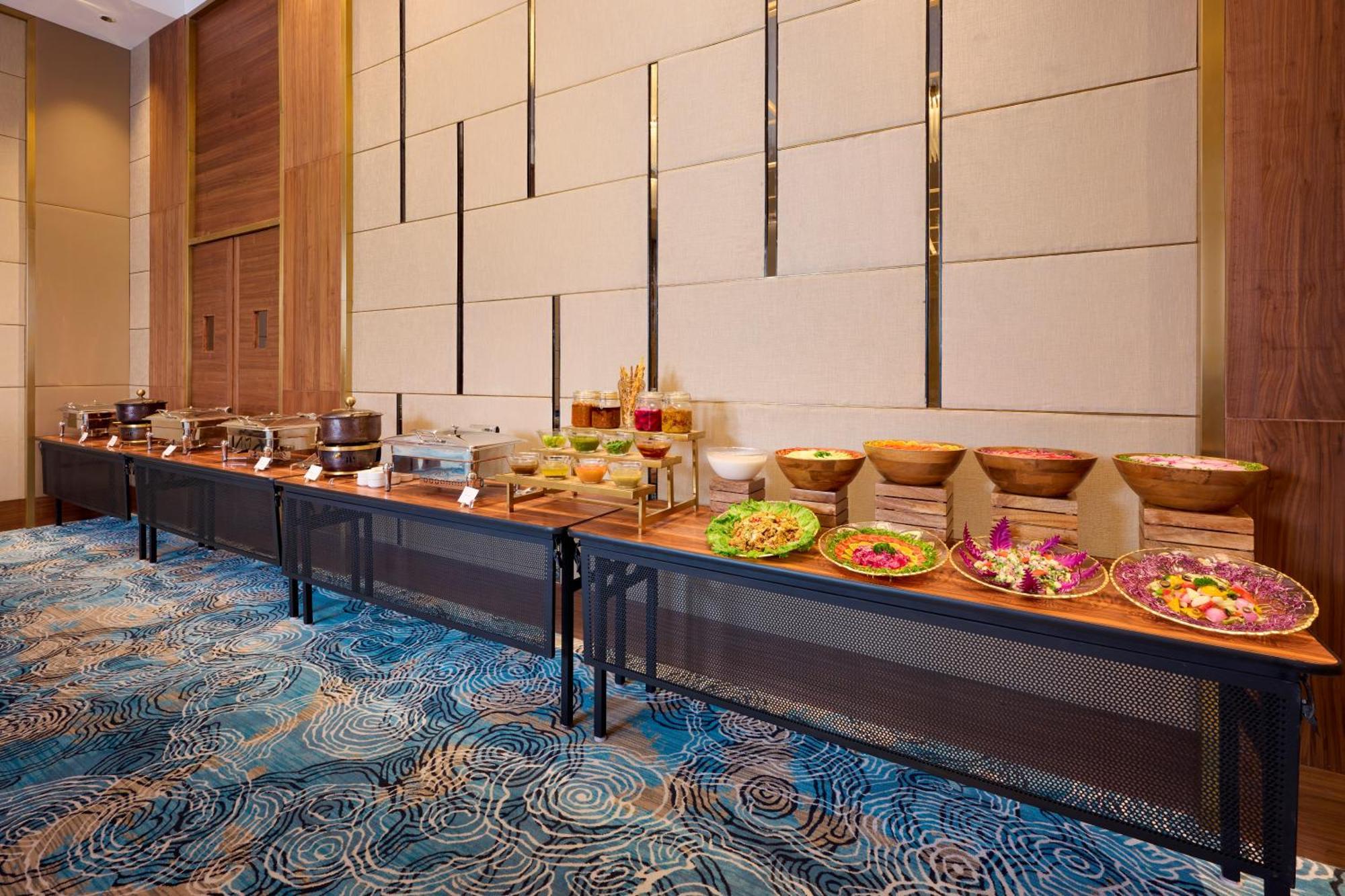 Iris Sarovar Portico คูร์เคาน์ ภายนอก รูปภาพ