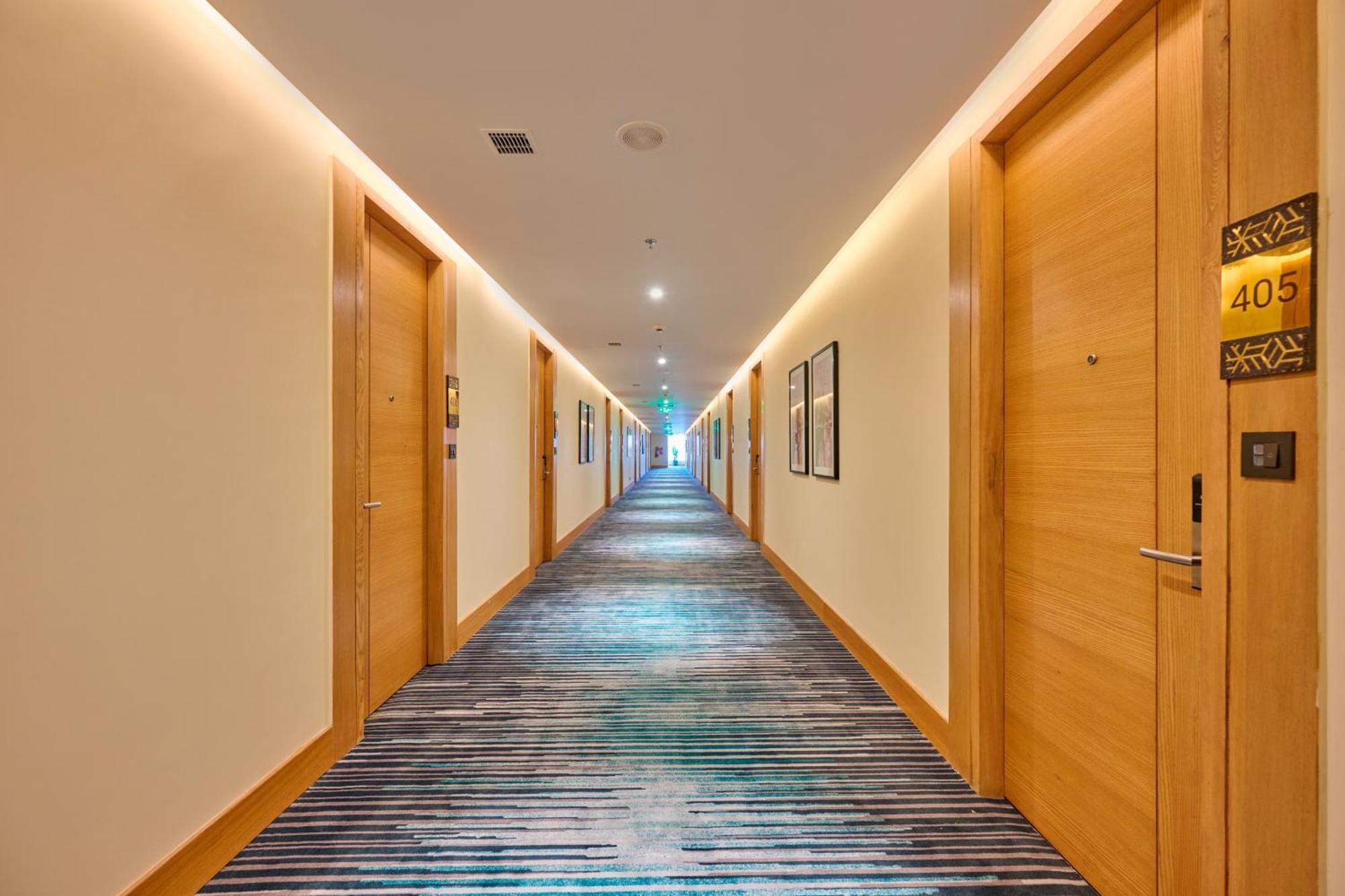 Iris Sarovar Portico คูร์เคาน์ ภายนอก รูปภาพ