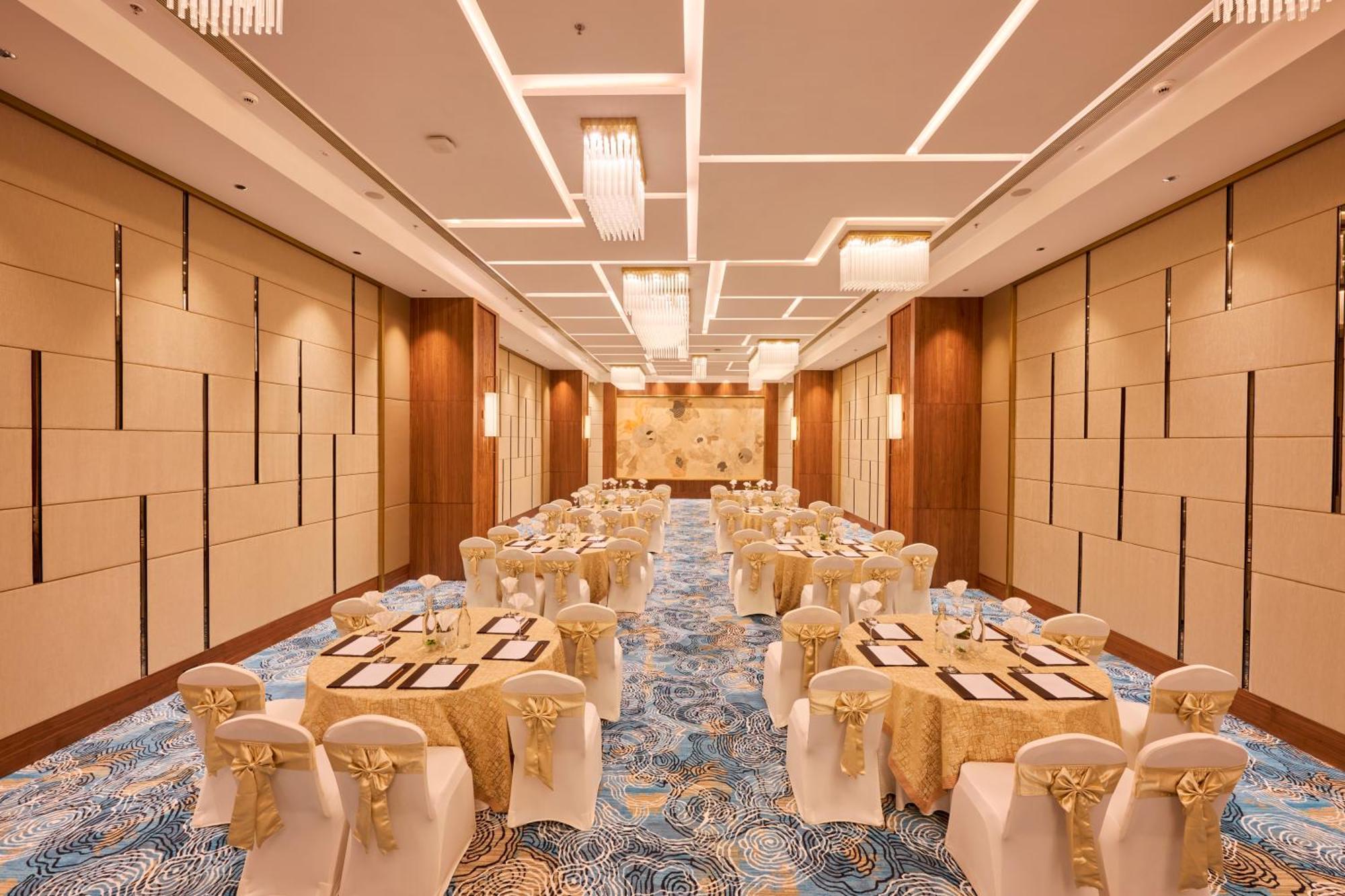 Iris Sarovar Portico คูร์เคาน์ ภายนอก รูปภาพ