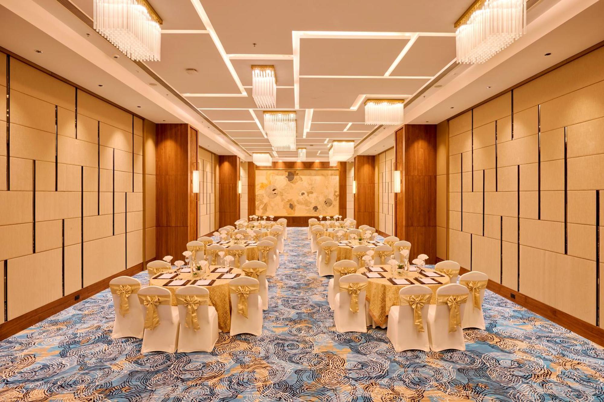 Iris Sarovar Portico คูร์เคาน์ ภายนอก รูปภาพ