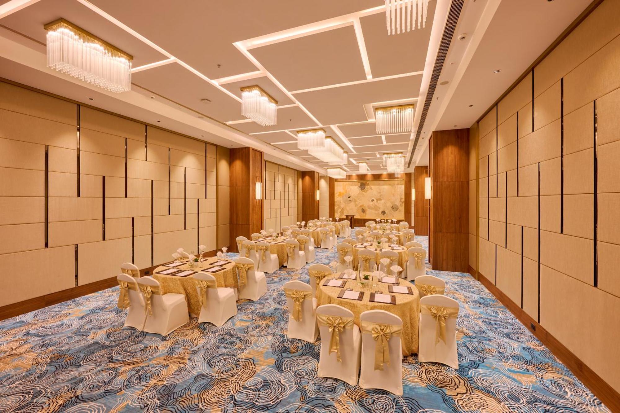 Iris Sarovar Portico คูร์เคาน์ ภายนอก รูปภาพ